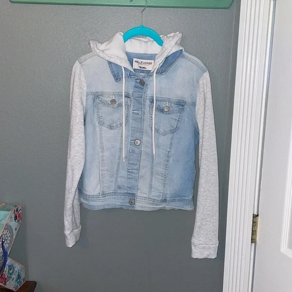 🎄Women’s Medium Wallflower Sweater/Jean Jacket With Hood - Picture 1 of 4